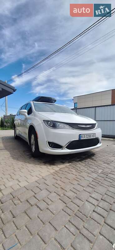 Минивэн Chrysler Pacifica 2019 в 