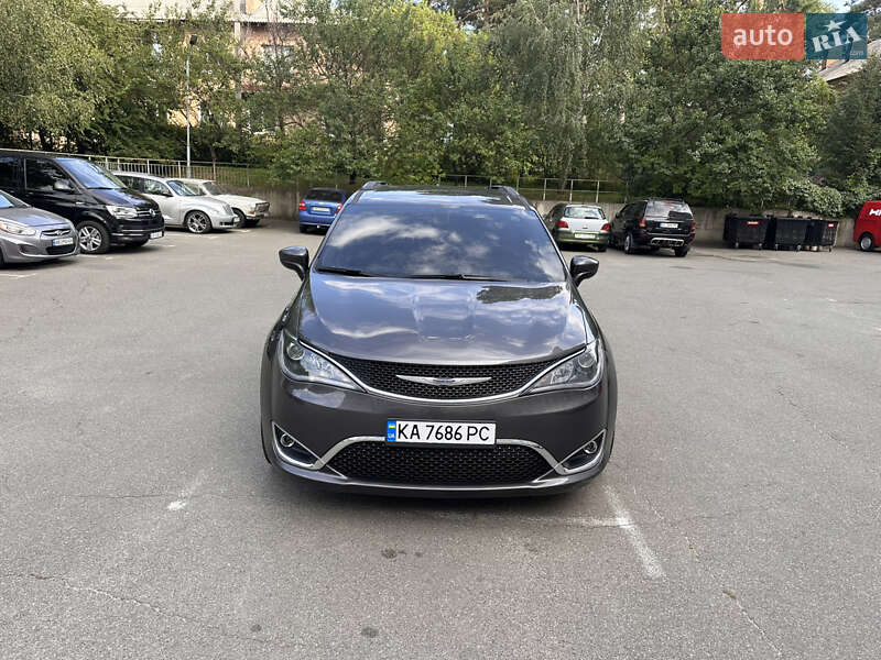 Універсал Chrysler Pacifica 2017 в Києві