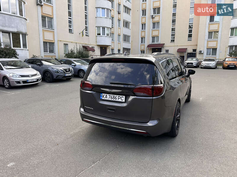 Універсал Chrysler Pacifica 2017 в Києві