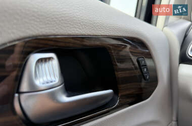Мінівен Chrysler Pacifica 2020 в 