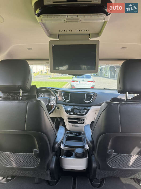 Минивэн Chrysler Pacifica 2017 в Ужгороде