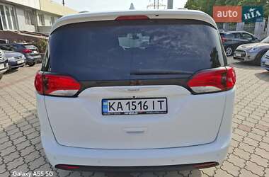 Минивэн Chrysler Pacifica 2017 в 
