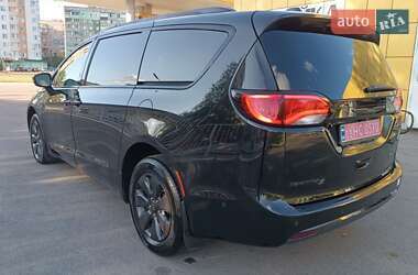 Минивэн Chrysler Pacifica 2019 в 