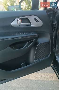 Минивэн Chrysler Pacifica 2019 в 