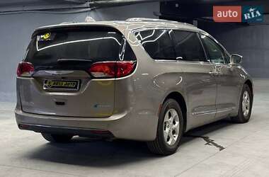 Минивэн Chrysler Pacifica 2017 в 