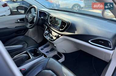 Минивэн Chrysler Pacifica 2022 в 