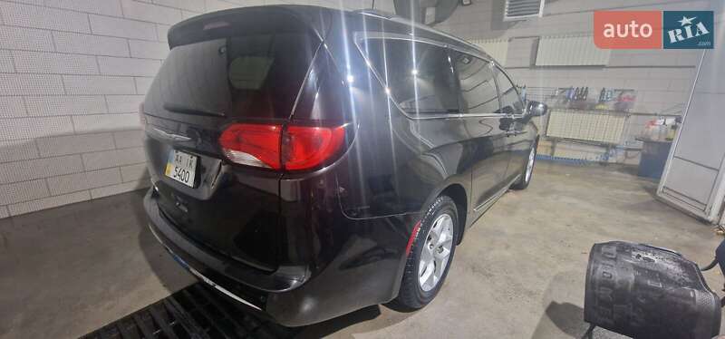 Минивэн Chrysler Pacifica 2016 в Киеве