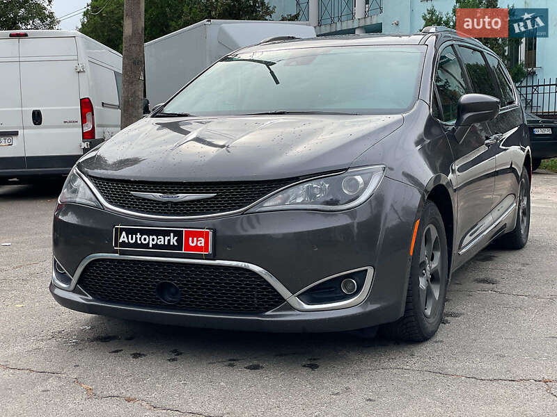 Минивэн Chrysler Pacifica 2017 в Киеве