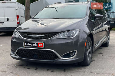 Минивэн Chrysler Pacifica 2017 в 