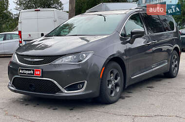 Минивэн Chrysler Pacifica 2017 в Киеве