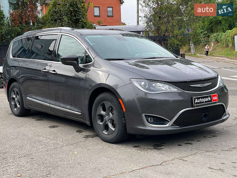 Минивэн Chrysler Pacifica 2017 в Киеве