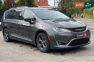 Минивэн Chrysler Pacifica 2017 в 