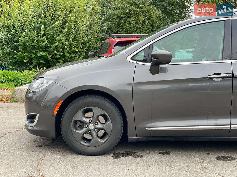 Минивэн Chrysler Pacifica 2017 в Киеве