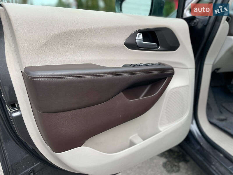 Минивэн Chrysler Pacifica 2017 в Киеве