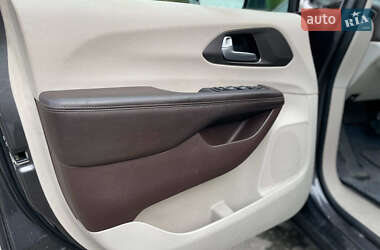 Минивэн Chrysler Pacifica 2017 в 