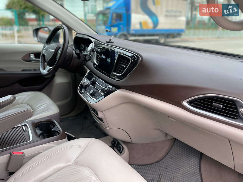 Минивэн Chrysler Pacifica 2017 в Киеве