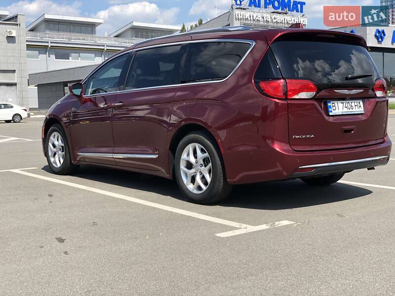 Универсал Chrysler Pacifica 2017 в Киеве