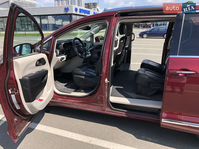 Универсал Chrysler Pacifica 2017 в Киеве