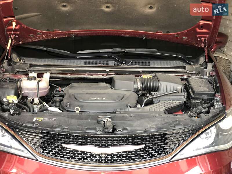 Универсал Chrysler Pacifica 2017 в Киеве
