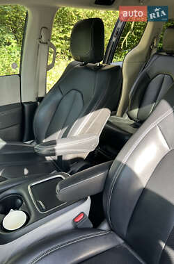 Минивэн Chrysler Pacifica 2023 в 