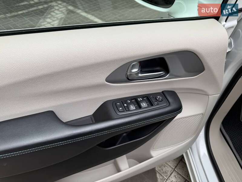 Минивэн Chrysler Pacifica 2017 в Киеве