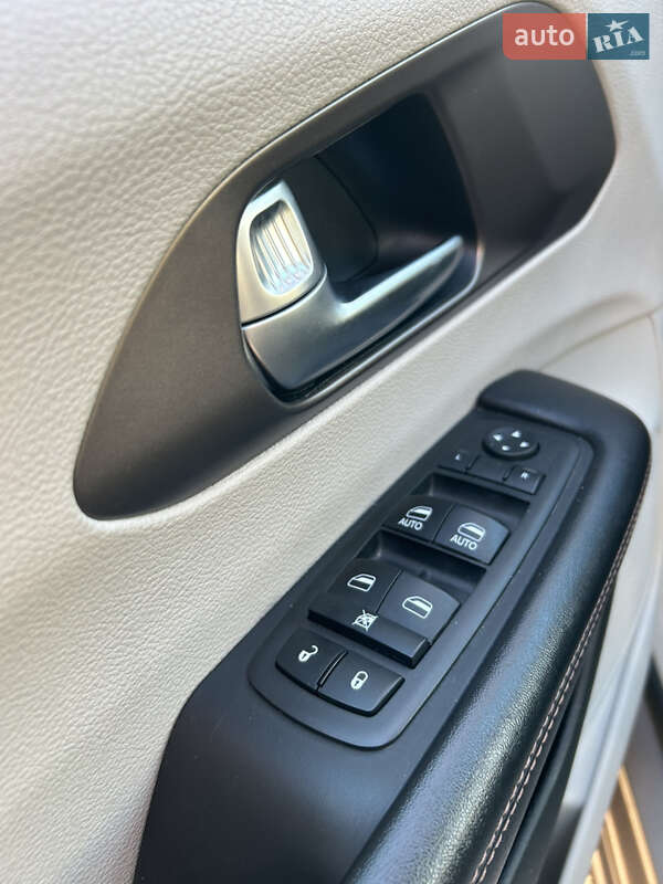 Минивэн Chrysler Pacifica 2017 в Киеве фото 21 Минивэн Chrysler Pacifica 2017 в Киеве