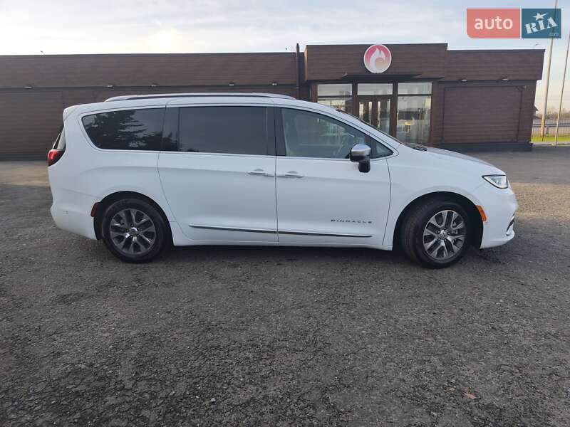 Минивэн Chrysler Pacifica 2023 в Киеве