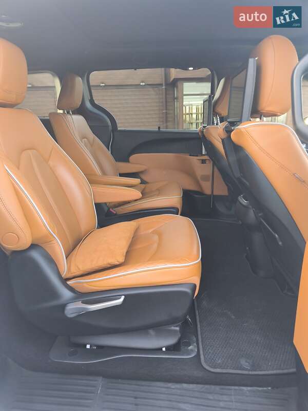 Минивэн Chrysler Pacifica 2023 в Киеве