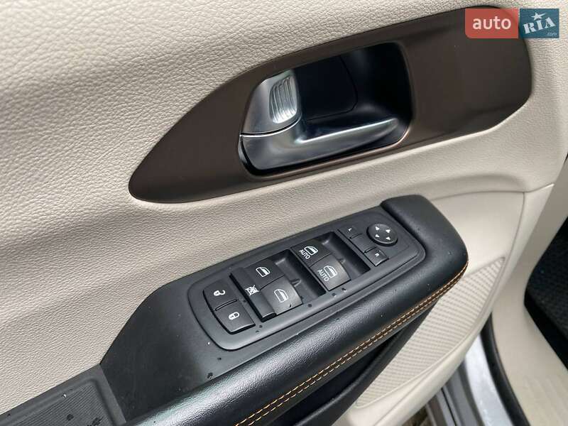 Мінівен Chrysler Pacifica 2016 в Львові