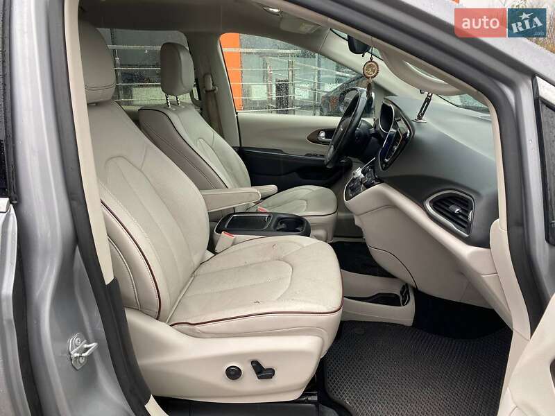 Мінівен Chrysler Pacifica 2016 в Львові