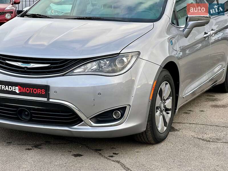 Минивэн Chrysler Pacifica 2017 в Киеве фото 7 Минивэн Chrysler Pacifica 2017 в Киеве