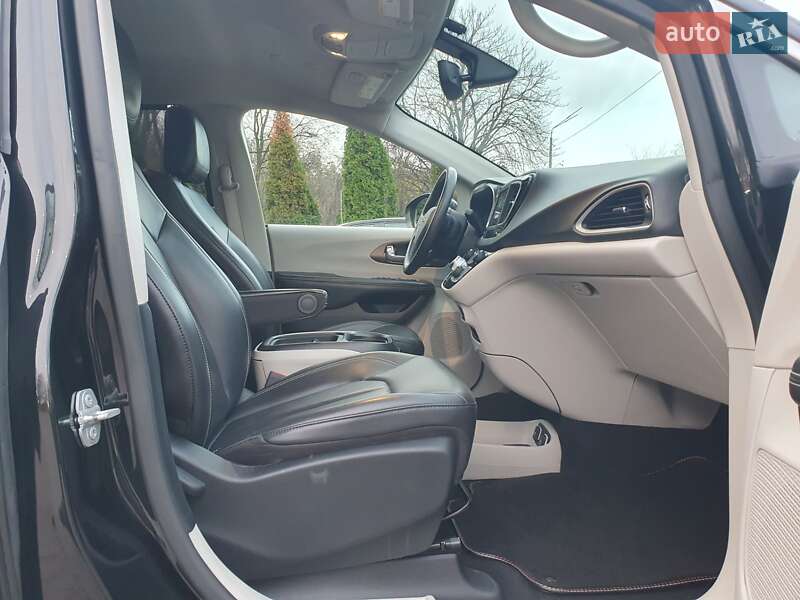 Мінівен Chrysler Pacifica 2020 в Києві