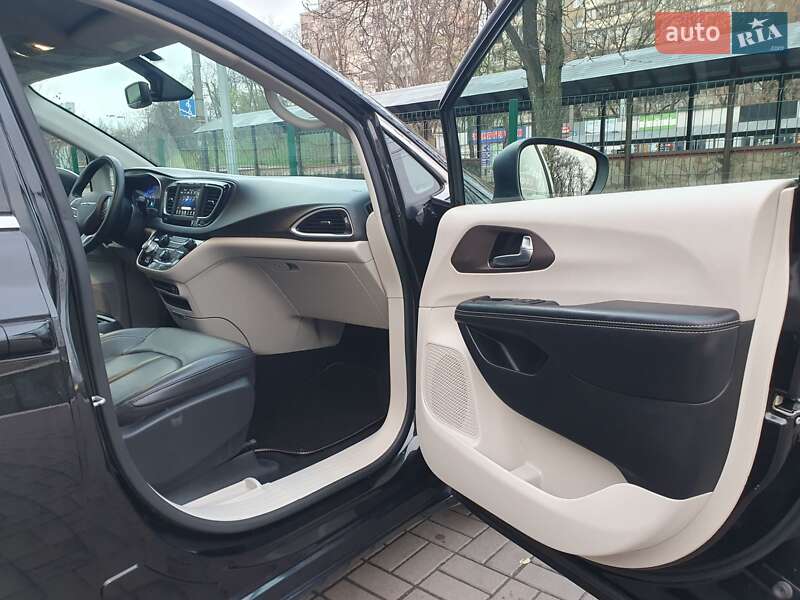 Мінівен Chrysler Pacifica 2020 в Києві