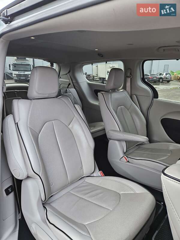 Минивэн Chrysler Pacifica 2017 в Киеве фото 3 Минивэн Chrysler Pacifica 2017 в Киеве