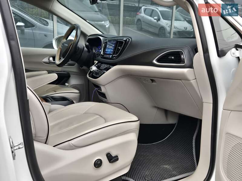 Минивэн Chrysler Pacifica 2017 в Киеве