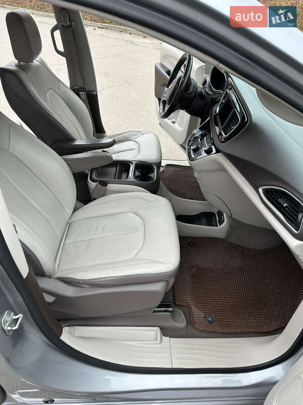 Мінівен Chrysler Pacifica 2017 в Умані