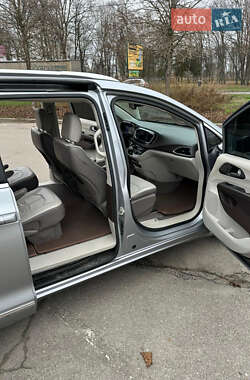 Мінівен Chrysler Pacifica 2017 в Умані