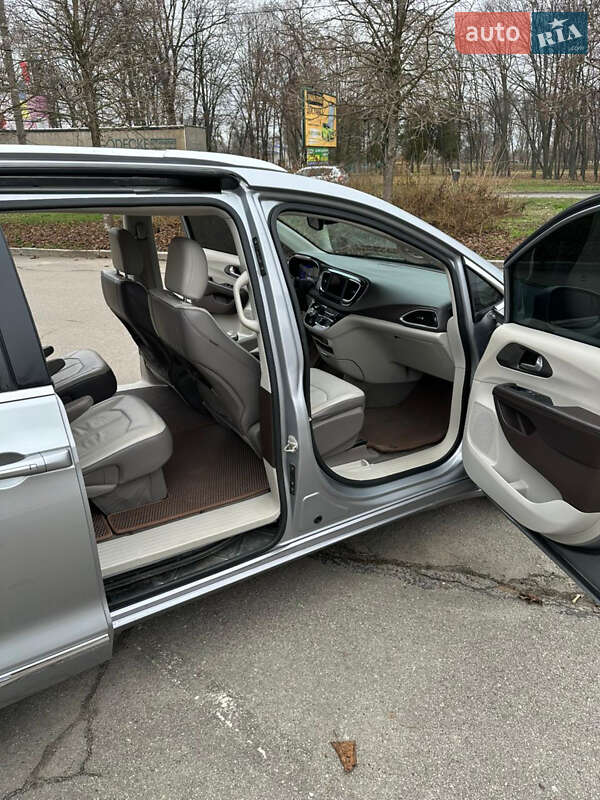 Мінівен Chrysler Pacifica 2017 в Умані