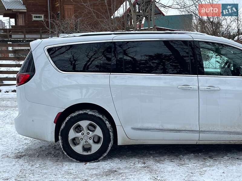 Минивэн Chrysler Pacifica 2017 в Киеве фото 7 Минивэн Chrysler Pacifica 2017 в Киеве