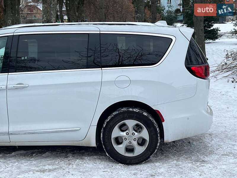 Минивэн Chrysler Pacifica 2017 в Киеве фото 12 Минивэн Chrysler Pacifica 2017 в Киеве
