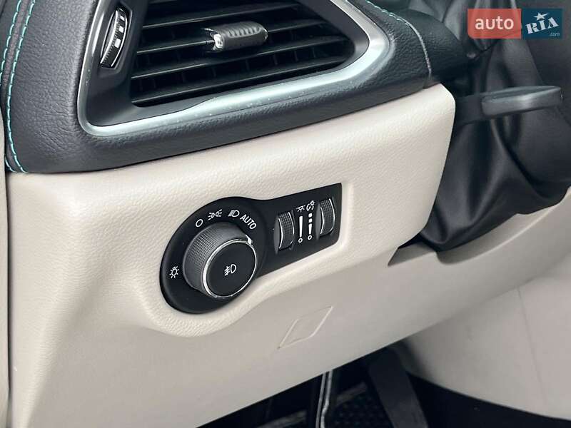 Минивэн Chrysler Pacifica 2017 в Киеве фото 19 Минивэн Chrysler Pacifica 2017 в Киеве