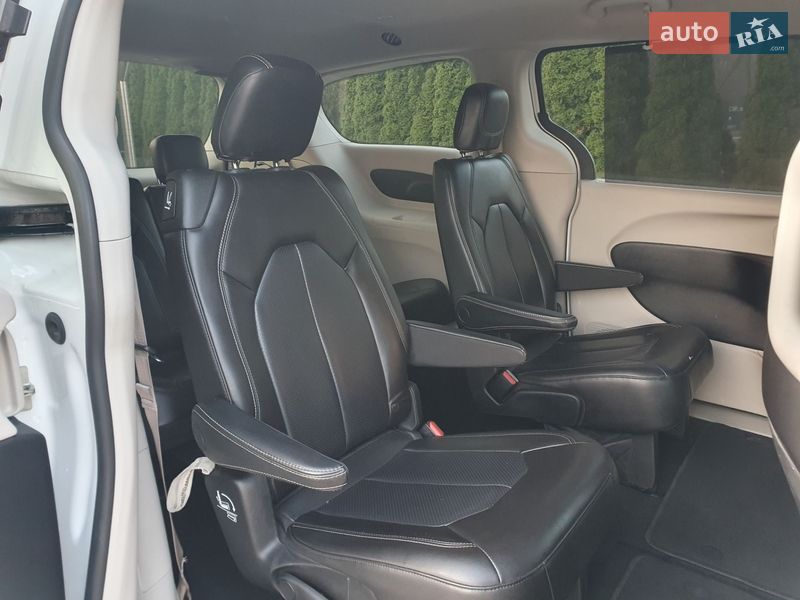 Минивэн Chrysler Pacifica 2020 в Киеве