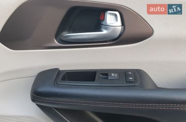 Минивэн Chrysler Pacifica 2020 в Киеве