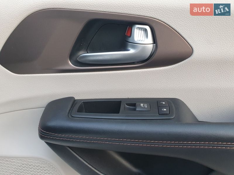 Минивэн Chrysler Pacifica 2020 в Киеве