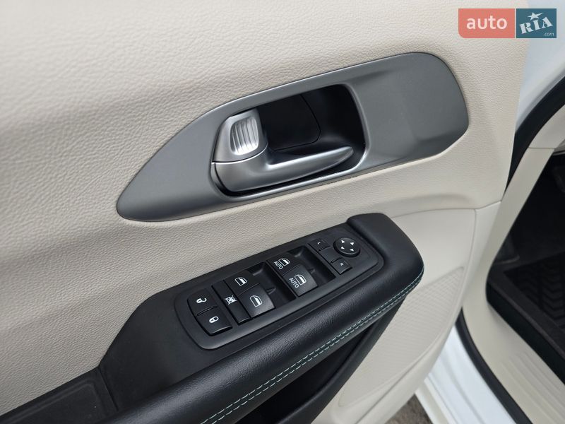 Минивэн Chrysler Pacifica 2017 в Хмельницком