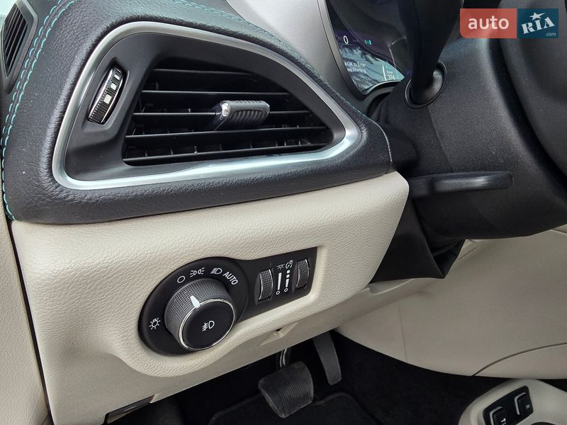 Минивэн Chrysler Pacifica 2017 в Хмельницком