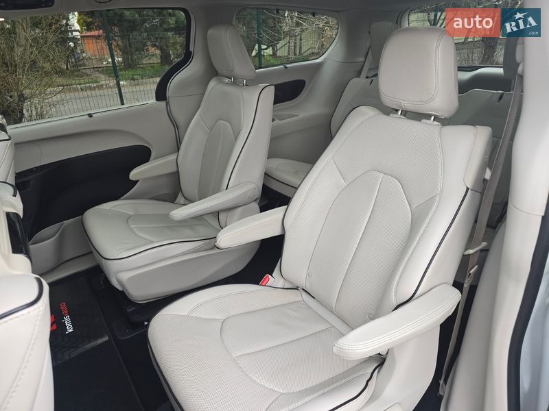 Минивэн Chrysler Pacifica 2017 в Хмельницком