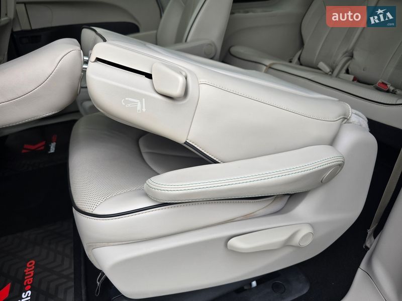 Минивэн Chrysler Pacifica 2017 в Хмельницком