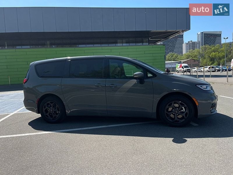 Мінівен Chrysler Pacifica 2023 в Києві