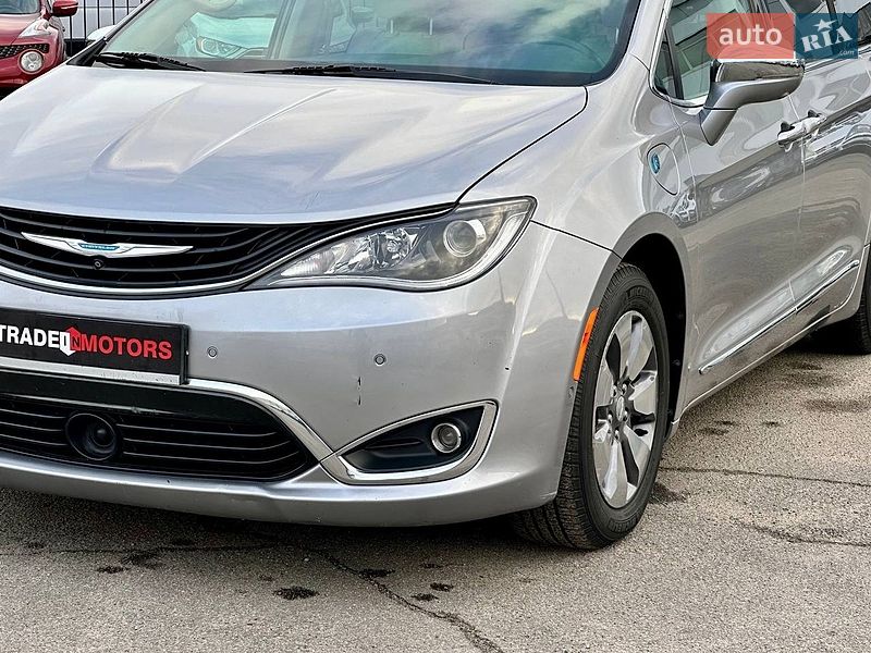 Минивэн Chrysler Pacifica 2017 в Киеве